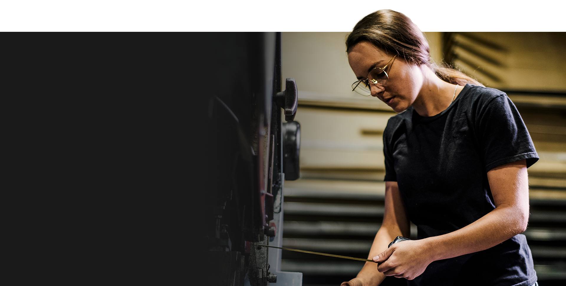 Membre de l'équipe du Centre RP analysant les détails d'un projet de fabrication de remorque sur mesure.