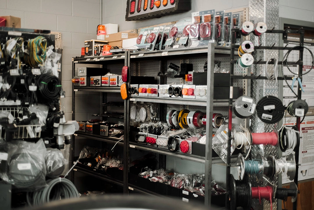 Large sélection de composants électriques, lumières LED et quincaillerie d'arrimage pour remorques au Centre RP à Victoriaville.