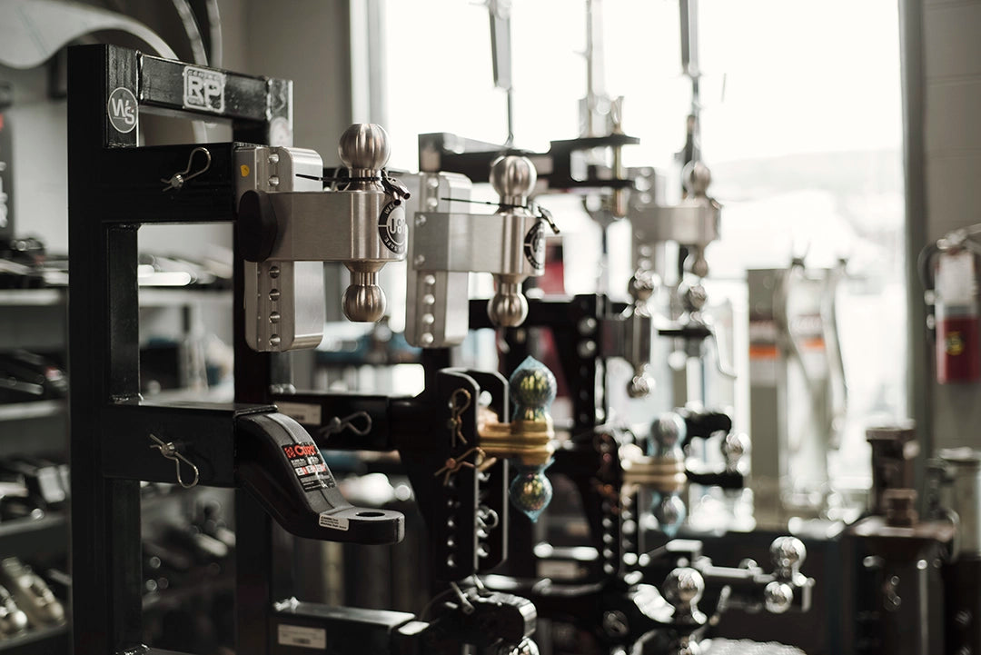 Large inventaire d'attaches de remorque ajustables et boules de remorquage robustes au Centre RP à Victoriaville.