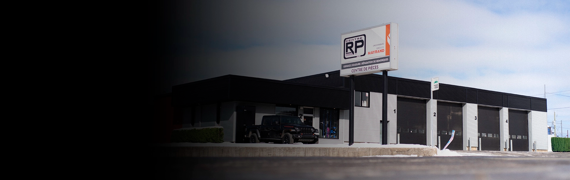 Vue extérieure du garage Centre RP à Victoriaville, spécialiste en réparation, soudure et pièces de remorques.