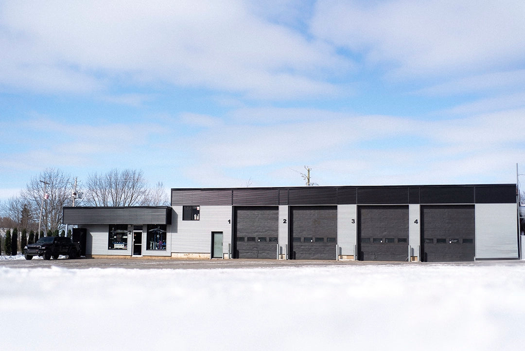 Vue extérieure du garage Centre RP à Victoriaville, votre expert en entretien et pièces de remorques.