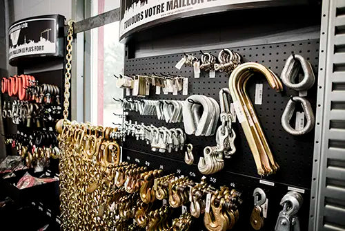 Large inventaire de chaînes, crochets et manilles d'arrimage haute résistance au Centre RP à Victoriaville.