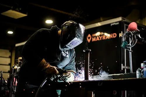 Soudeur professionnel au Centre RP effectuant une réparation durable sur une structure de remorque.