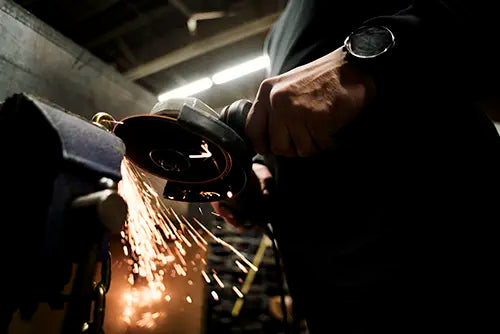 Soudeur professionnel réalisant une modification personnalisée sur une remorque à Victoriaville.