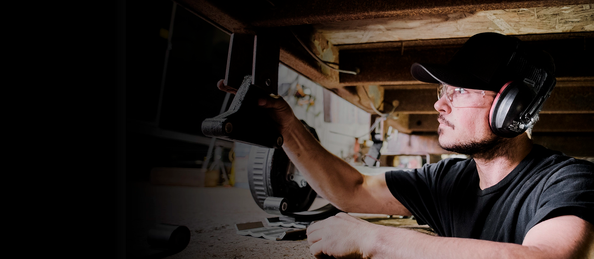 Mécanicien expert effectuant une inspection précise du système de freinage d'une remorque au Centre RP.