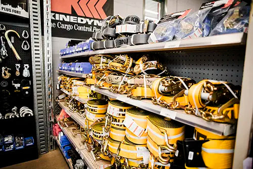 Équipements d'arrimage et sangles de transport robustes pour sécuriser vos chargements.