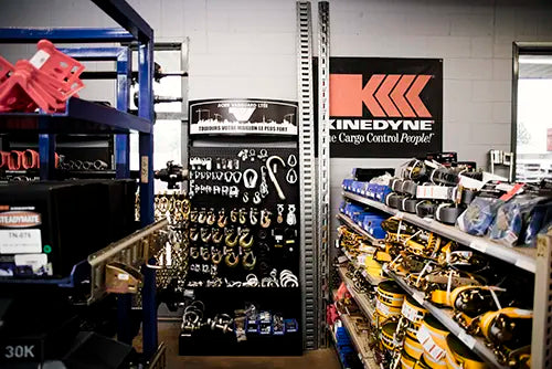 Vaste inventaire de sangles d'arrimage et rails logistiques pour remorques.