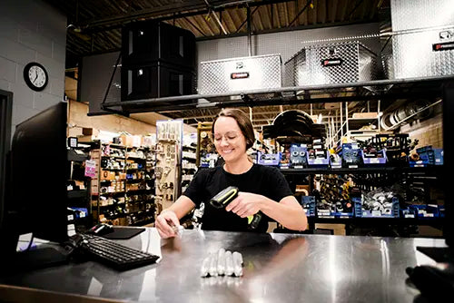 Employée au comptoir du Centre RP offrant un service-conseil pour les pièces de remorques à Victoriaville.