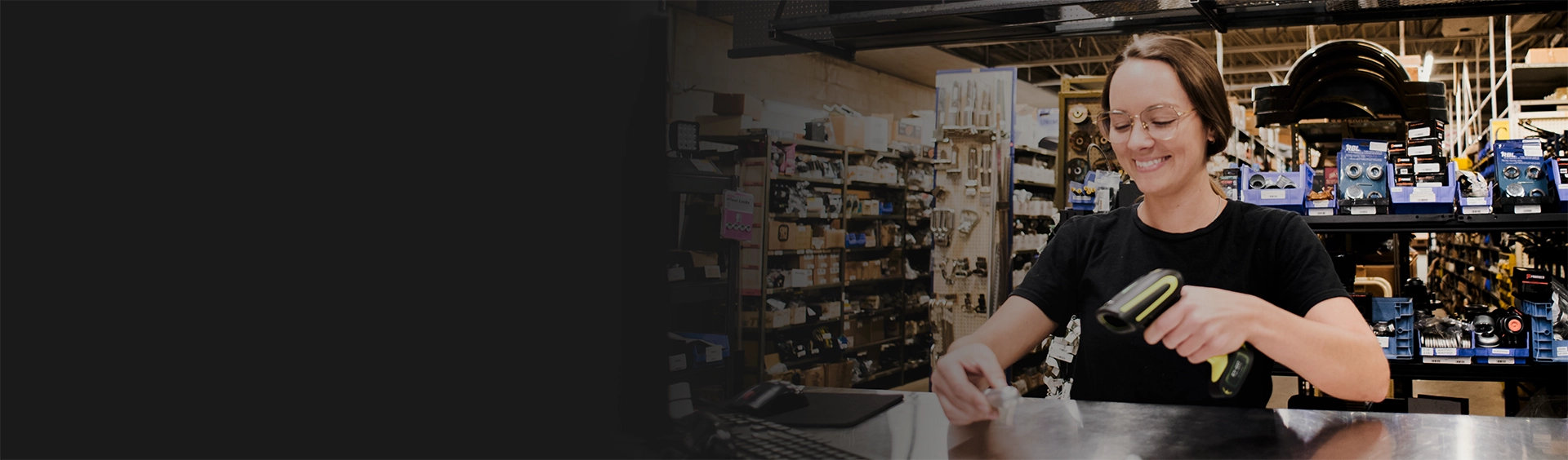 Employée du Centre RP à Victoriaville utilisant un scanner d'inventaire pour garantir un service rapide et la disponibilité des pièces de remorques.